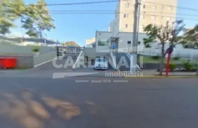 Apartamento de dois dormitórios com 1 vaga de garagem coberta.
