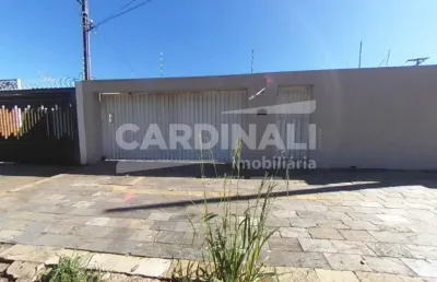 Casa de três dormitórios sendo um suíte com duas vagas de garagem.