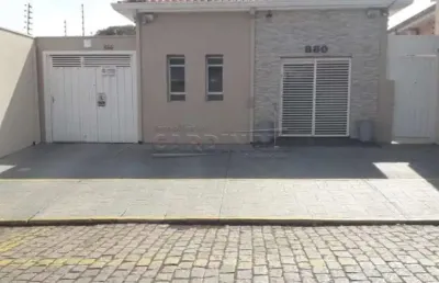 Salão comercial com casa grande, ótima localização no centro da cidade, com energia solar