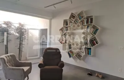 Linda casa em condomínio, com localização privilegiada.
