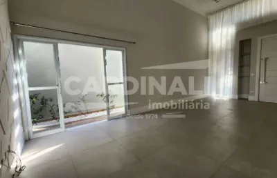 Casa de 3 dormitórios sendo um suíte em condomínio fechado.