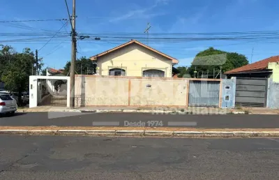 Imóvel comercial e residencial, em artéria de grande circulação de veículos.