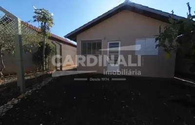 Casa de dois dormitórios com um banheiro e uma vaga de garagem.