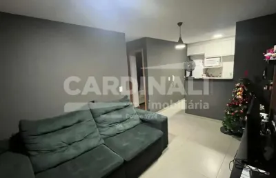 Apartamento padrão com armários planejados na cozinha, lavanderia e banheiro.