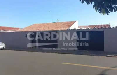 Casa com excelente localização, próximo a supermercados e comércio.