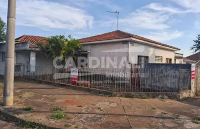 Casa de esquina com localização espetacular, ao lado da av 36.