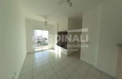 Apartamento com ótima localização, com armários planejados.