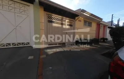 Casa de três dormitórios sendo um suíte com três vagas de garagem.
