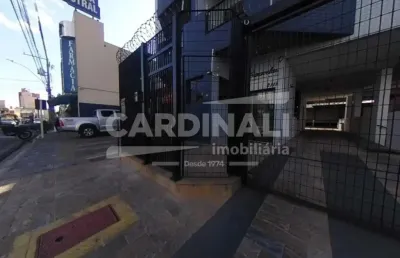 Apartamento de dois dormitórios sendo um suíte com uma vaga de garagem.