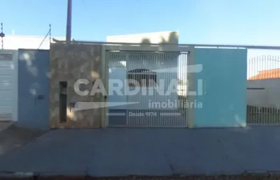 Casa com ótima localização, com 03 dormitórios, sendo 02 suítes.