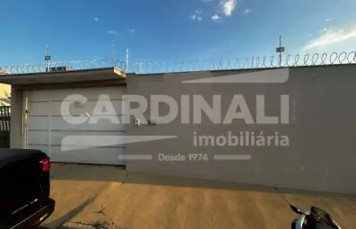 Casa de um dormitório com quatro vagas de garagem e piscina.