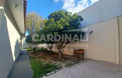 Casa com três dormitórios sendo um suíte com quatro vagas de garagem