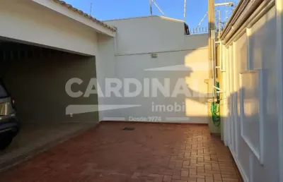 Sobrado com excelente localização, próximo a supermercados e comércio.