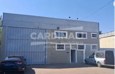 Barracão com ótima localização, pé direito alto, mezanino, doca e escritórios.