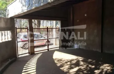 Casa com boa localização, próximo a escolas e creches.