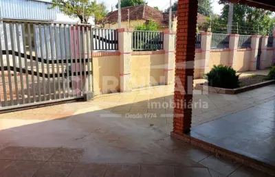 Casa com ótima localização, próximo escola e centro da cidade.
