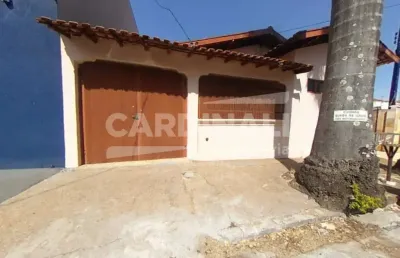 Casa de três dormitórios com 3 vagas de garagem com ótima localização.