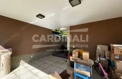 Casa de três dormitórios sendo um suíte com garagem para 6 veículos.