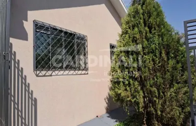 Casa com ótima localização, 03 dormitórios com 01 suíte e área com churrasqueira.