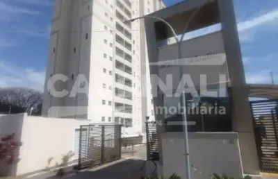 Aparatamento 2 dormitórios com vaga de garagem e piscina.
