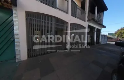 Casa de três dormitórios sendo dois suítes com duas vagas cobertas.