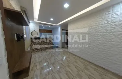 Apartamento térreo - painel de tv - cozinha com armário - gesso - box e gabinete no banheiro - portaria 24 horas