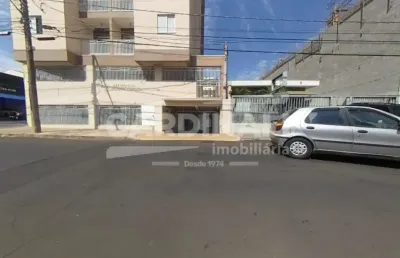 Apartamento de dois dormitórios sendo um suíte com uma vaga de garagem.