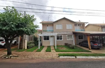 Linda casa em condomínio com área de lazer completo