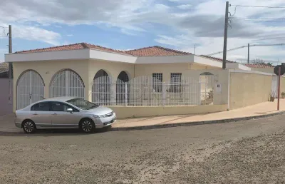 Casa bem ampla e com quintal espaçoso com ótima localização