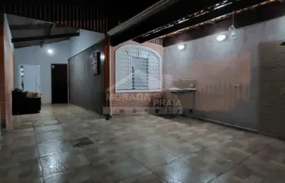 Casa geminada no canto do forte, 2 dormitórios, 2 vagas, quintal, confira em praia grande.