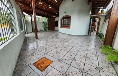 Casa isolada na vila balneário, 3 dormitórios, 4 vagas, confira na imobiliária em praia grande.