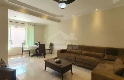 Casa isolada de 3 dormitórios no canto do forte, confira na praia grande.