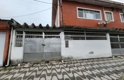 Casa geminada na mirim, 2 dormitórios, 2 vagas, confira na praia grande.
