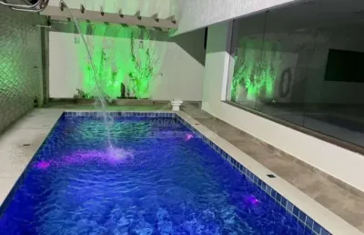 Casa isolada no canto do forte, 3 dormitórios, piscina, confira em praia grande.