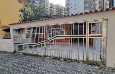 Casa geminada na tupi, 2 dormitórios, próximo ao mar, confira na morada na praia.