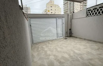 Sobrado novo na ocian, alto padrão com 3 suítes, confira na imobiliária em praia grande.