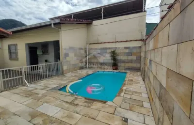 Casa isolada,03 dormitórios com piscina, no canto do forte, só na imobiliária em praia grande.