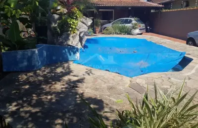 Casa isolada no forte, 3 dormitórios, piscina, quintal, confira na imobiliária em praia grande.