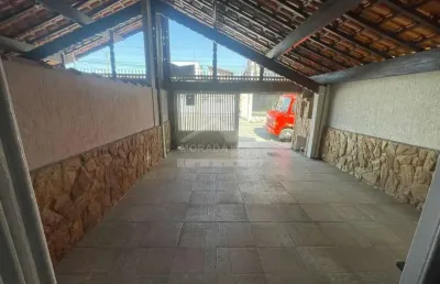 Casa na guilhermina, 3 dormitórios, quintal, confira na imobiliária em praia grande.