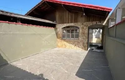 Casa no caiçara, 2 dormitórios, 4 vagas, quintal, confira em praia grande