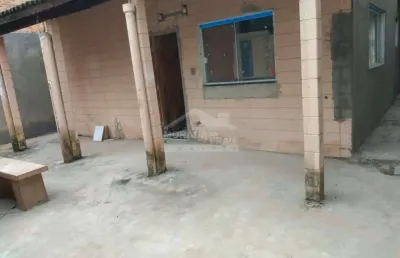 Casa isolada de 2 dormitórios (1 suíte) na guilhermina, confira na imobiliária em praia grande.
