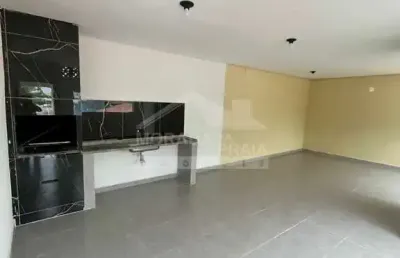 Lindo sobrado na mirim, 2 dormitórios, confira na imobiliária em praia grande.