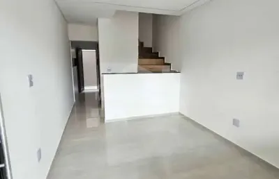 Triplex na mirim, 3 dormitórios, quintal, venha conferir na imobiliária em praia grande.