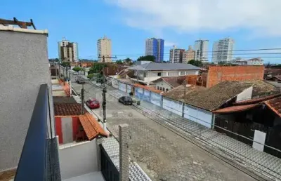 Triplex na mirim, 3 dormitórios, quintal, venha conferir na imobiliária em praia grande.