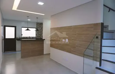 Sobrado com quintal em condomínio fechado na mirim, 2 dormitórios, confira em praia grande.