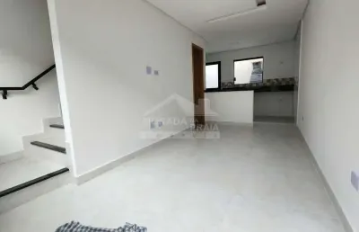 Sobrado com quintal em condomínio fechado na mirim, 2 dormitórios, 1 vaga, confira em praia grande.