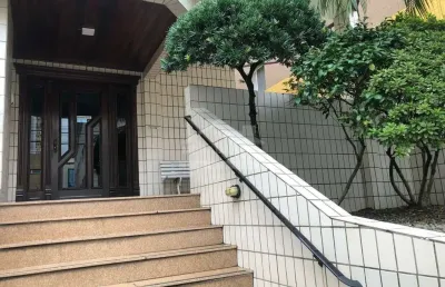 Excelente apartamento todo reformado, 200 metros da praia,1 dormitório com sacada frente para a rua.
