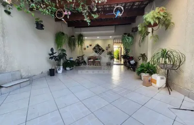 Sobrado no canto do forte, 3 dormitórios, sacada, quintal, 4 vagas, confira na morada na praia.