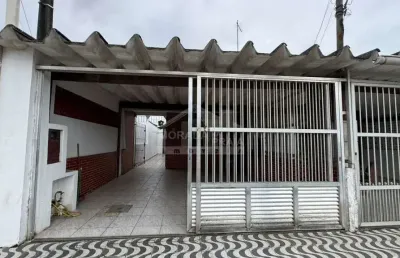 Casa geminada mobiliada na mirim, 2 dormitórios, quintal, 2 vagas, confira em praia grande.