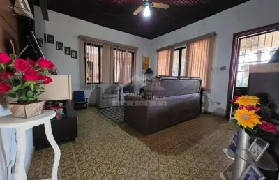 Casa isolada no forte, 5 dormitórios totais, 4 vagas, quintal, edícula, confira em praia grande.